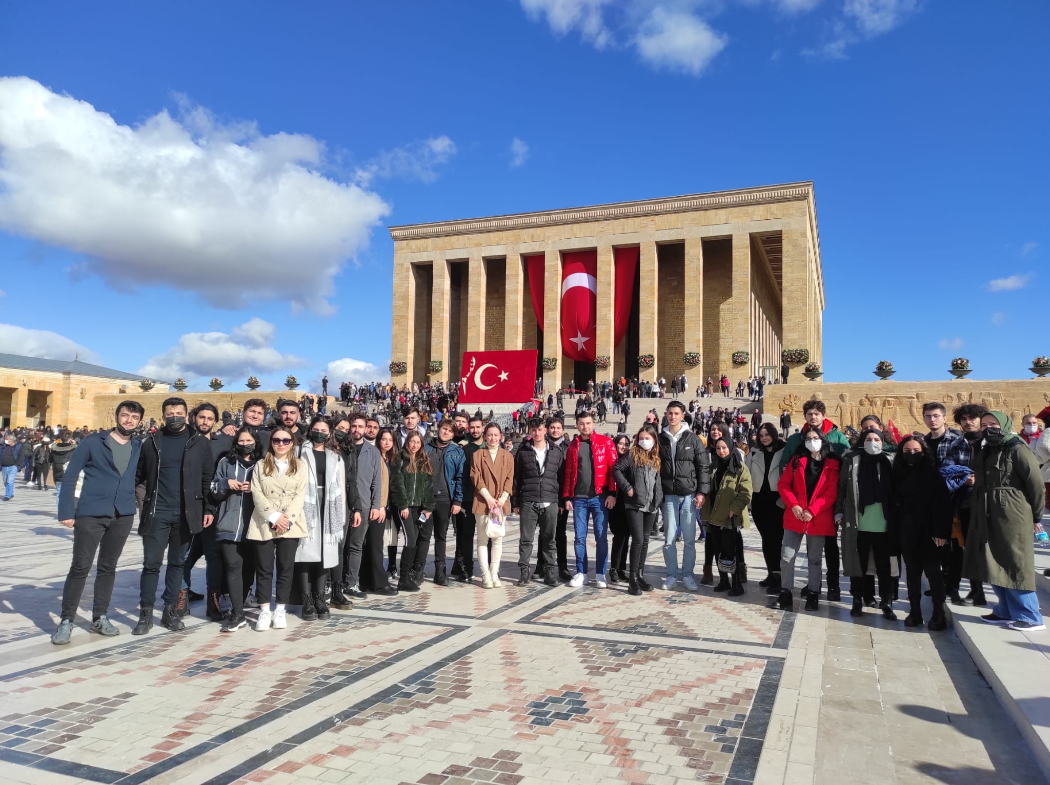 ÖĞRENCİLER ANIT KABİR