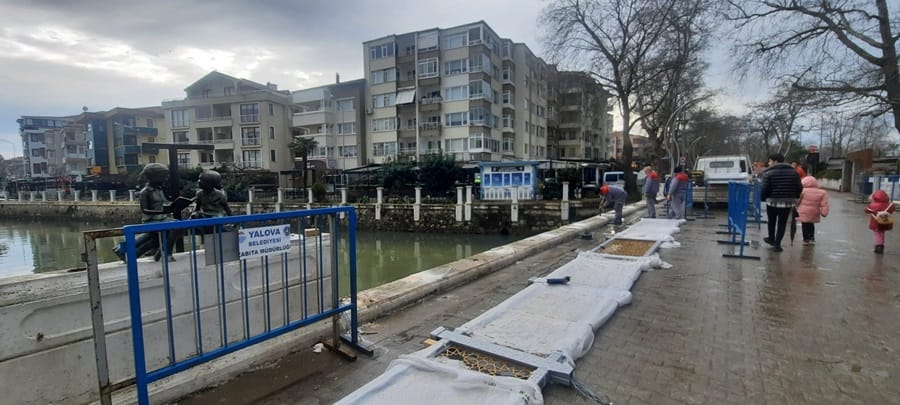 Köprünün korkulukları yenileniyor