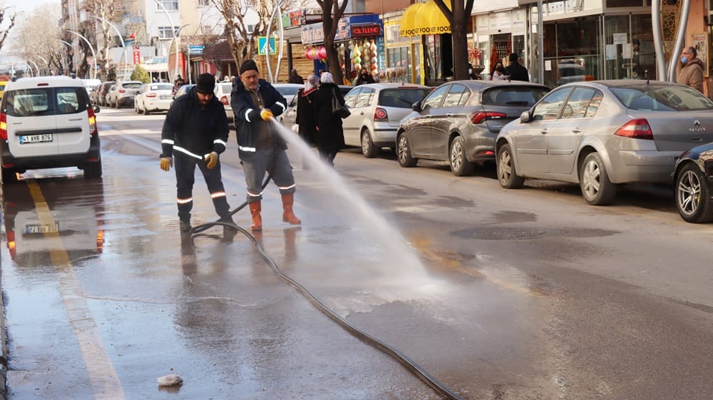 Cadde, sokak ve kaldırımlar tazyikli sularla yıkandı