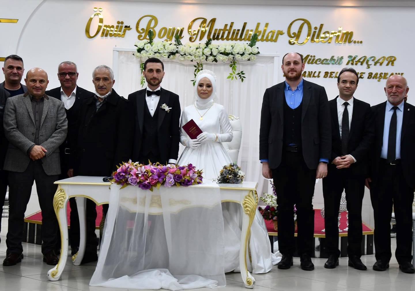 Nikâh masasında sürpriz doğum günü kutlaması