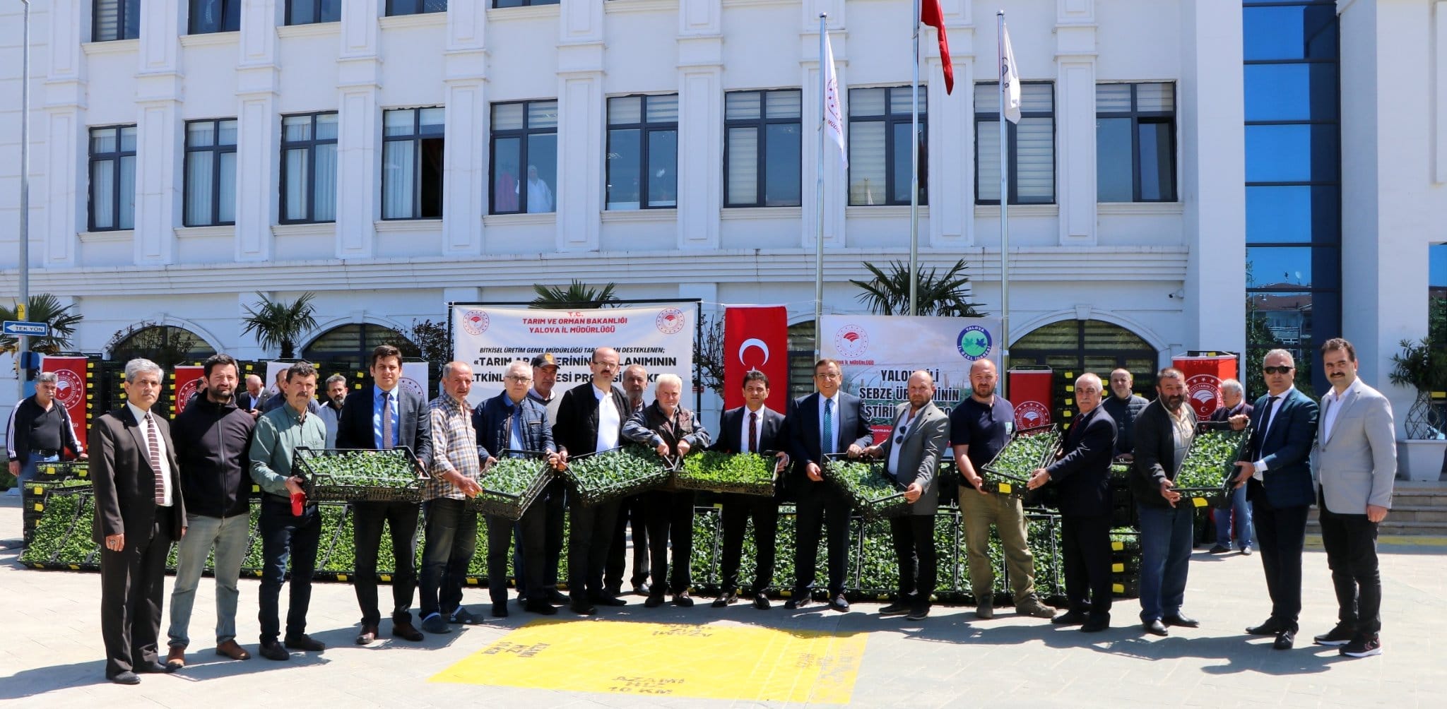 ÇİFTÇİLERE FİDE DAĞITILDI (1)