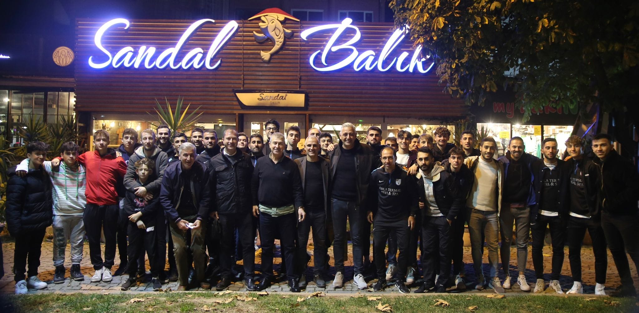 AKKÖYSPORLU FUTBOLCULAR, SANDAL’DA BULUŞTULAR