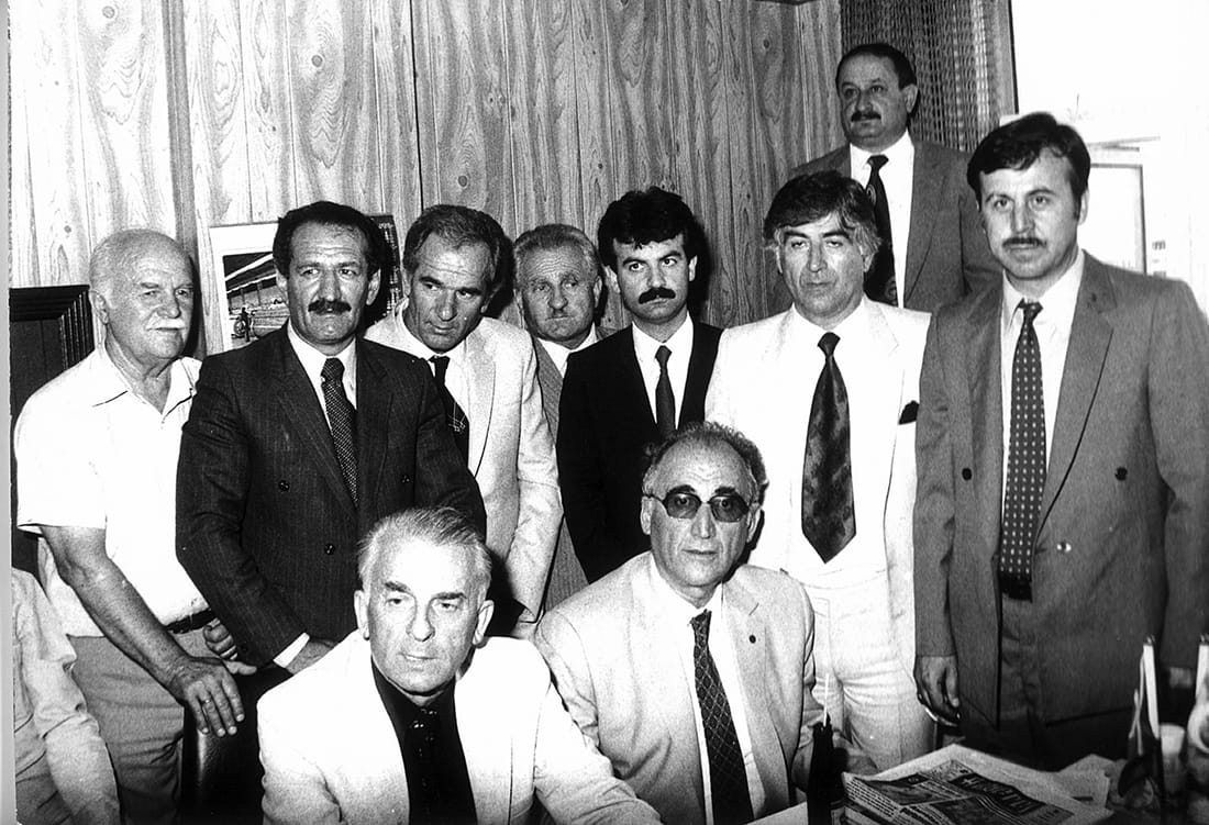 BÜYÜK RESİM- Merhum Kemal Aslan (sağda oturan) parti yöneticileriyle bir toplantı öncesi HABERCİ objektifinde..