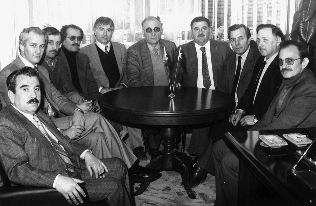 Merhum Kemal Aslan (ortada) dönemin Yalova Ticaret Odası (YTO) başkan ve yöneticileriyle bir toplantı öncesi sohbette..