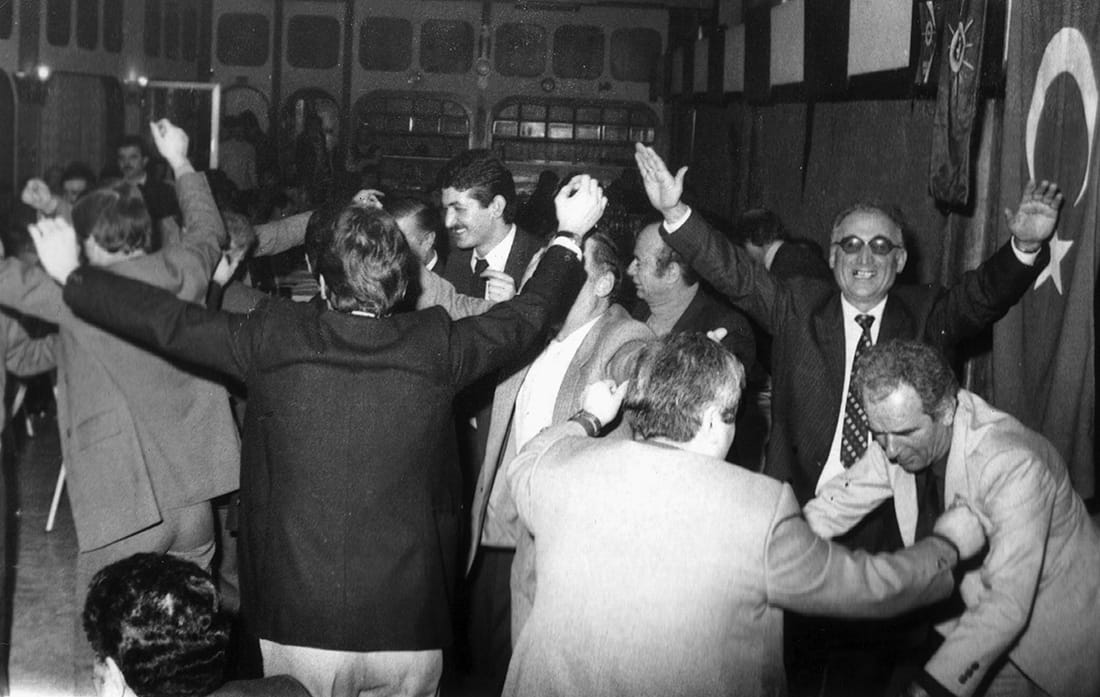 Merhum Kemal Aslan (sağda-ayakta) bir düğünde arkadaşlarıyla oyun pistinde, keyifli bir anında..