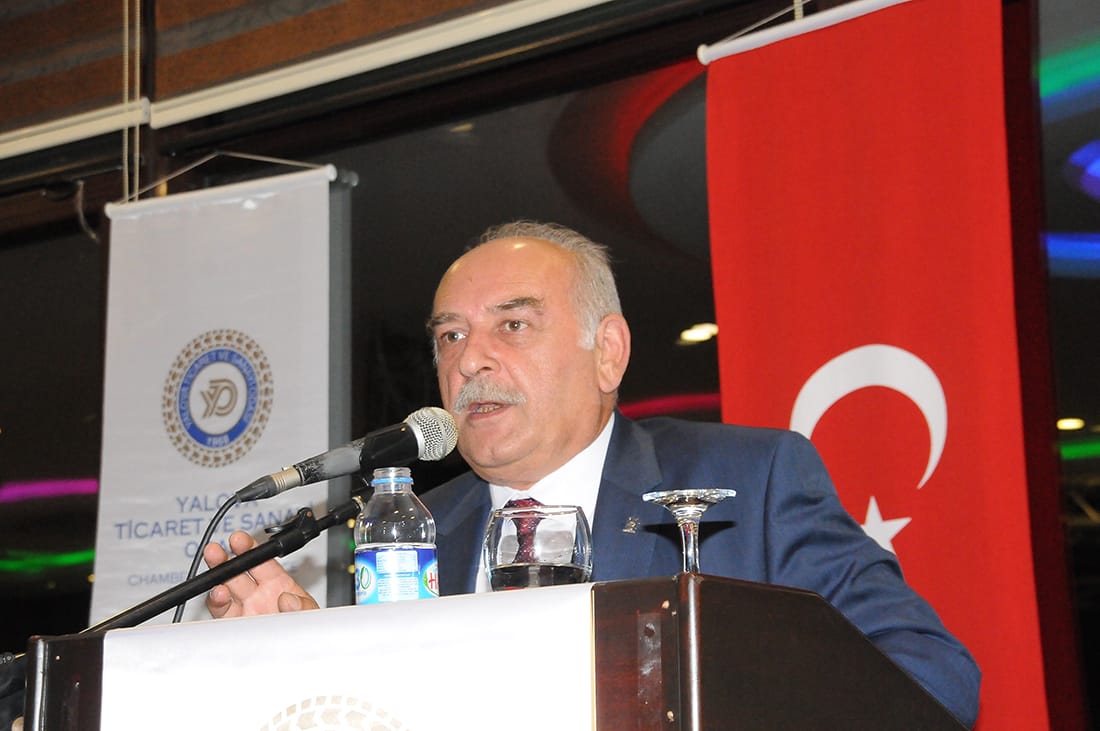 Partisinin kurucularından, 2015-2019 yıllarında Yalova milletvekili olarak görev yapan Fikri Demirel, YTSO'daki bir toplantıda katılımcılara hitap ederken.