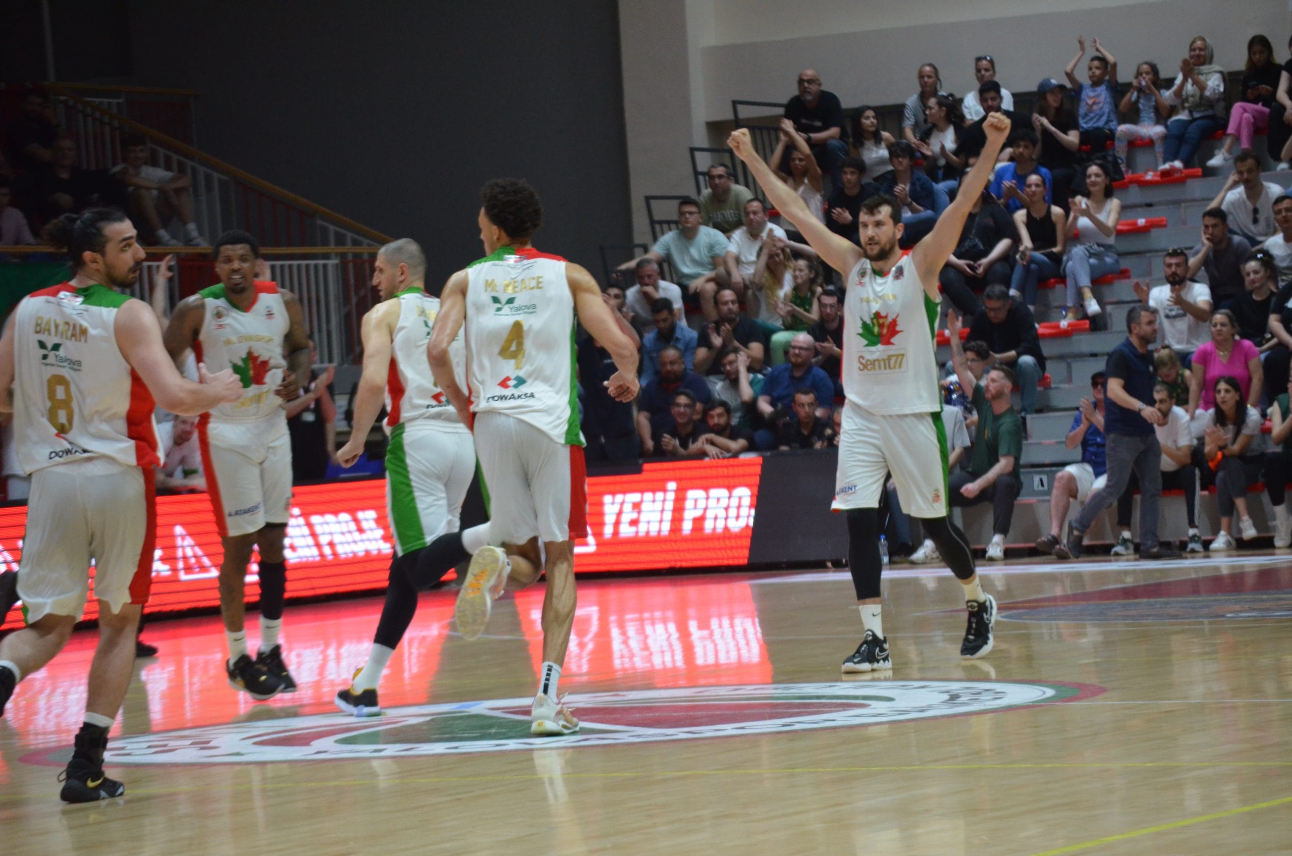 12 DEV ADAM’DAN MÜTHİŞ SON