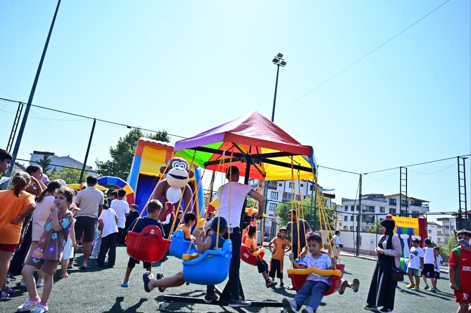  ÇOCUKLAR GÖNÜLLERİNCE EĞLENİYOR