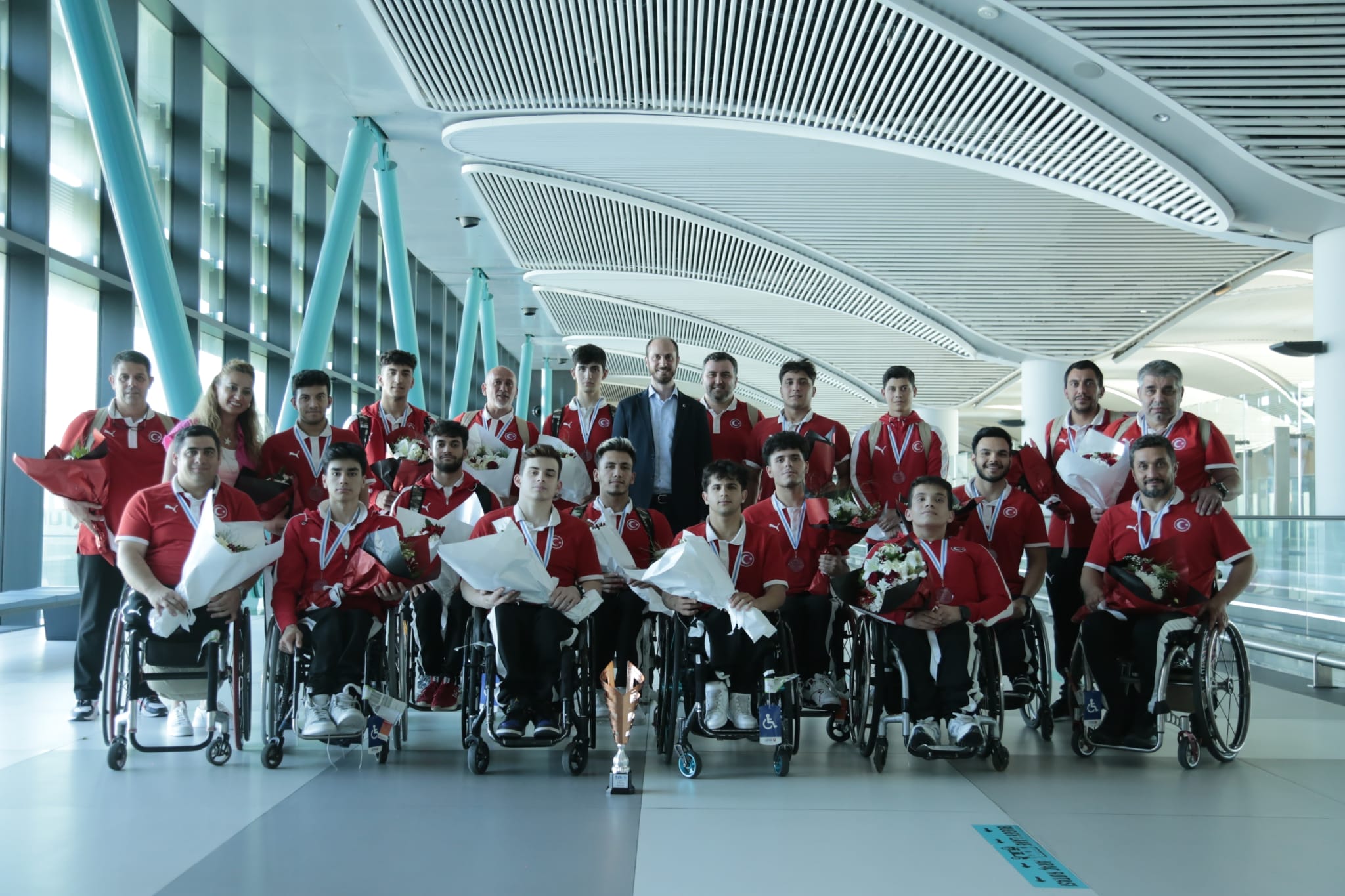 GENÇ MİLLİLER YURDA DÖNDÜ (1)