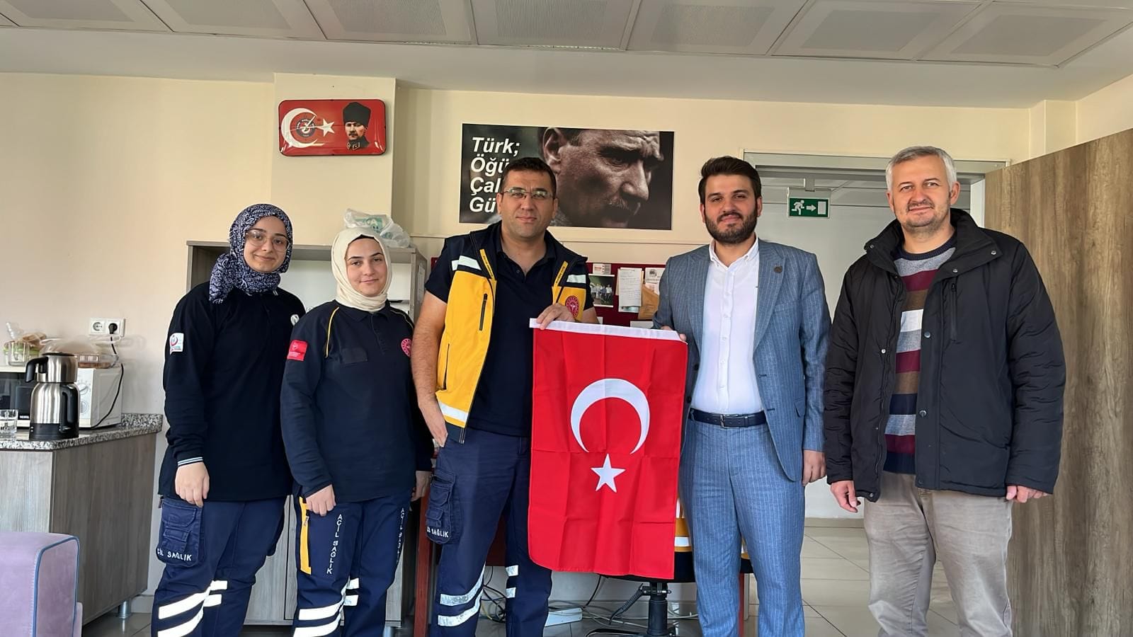 ANLAMLI GÜNDE 112 ÇALIŞANLARINA TÜRK BAYRAĞI