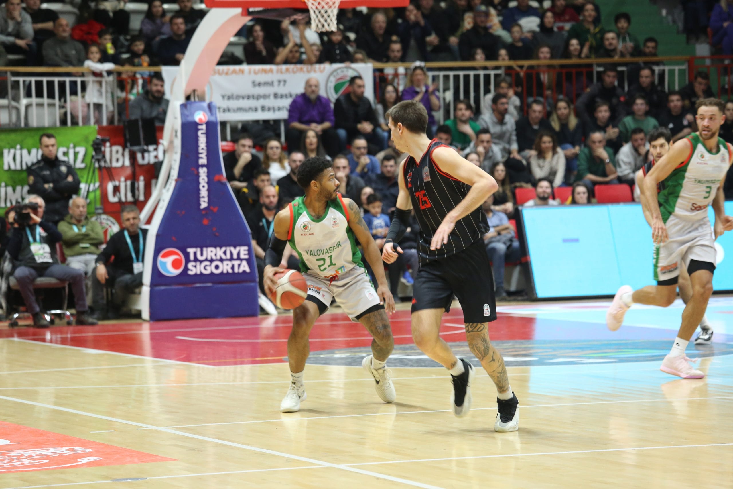 12 DEV ADAM İÇERİDE SERİYE BAĞLADI