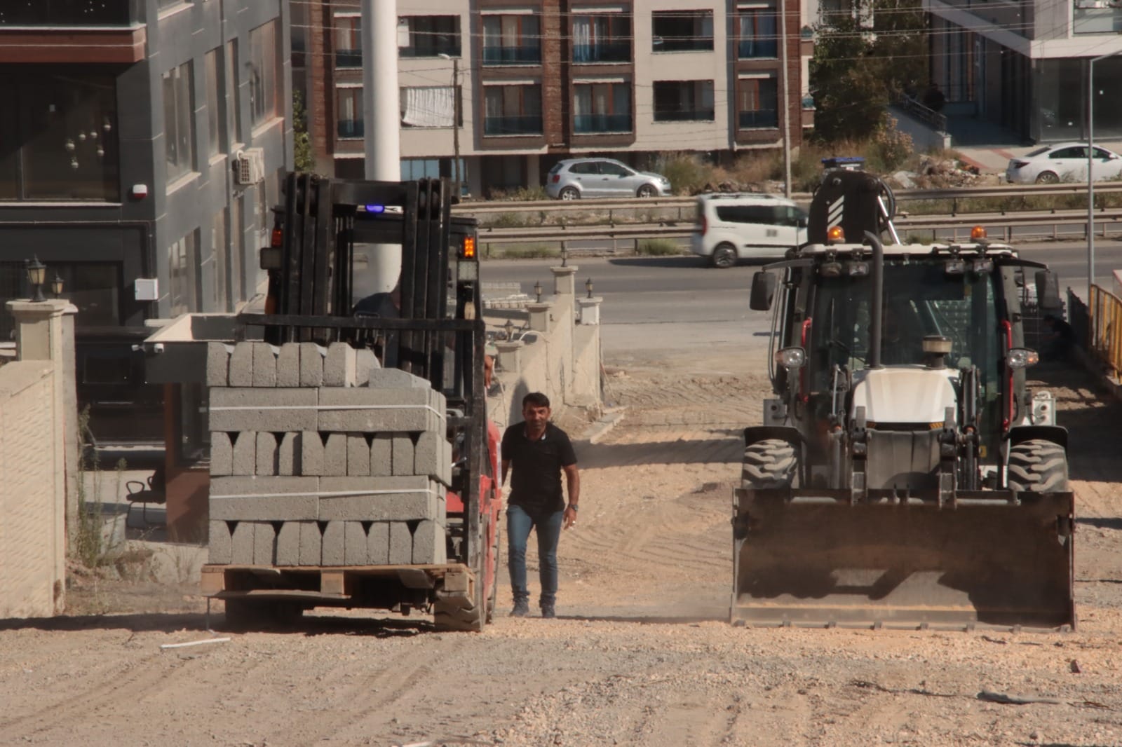 PARKE YOL ÇALIŞMALARI ARALIKSIZ DEVAM EDİYOR