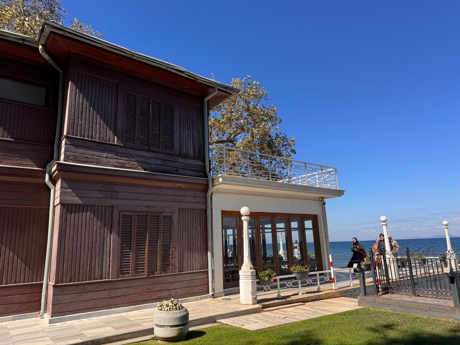 GÖZ GÖRE GÖRE ÇÜRÜYEN KÖŞK