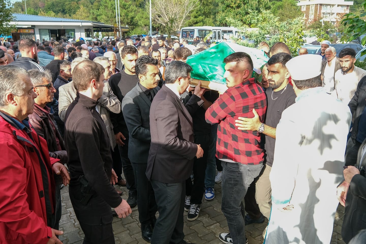 ŞEHİT BABASI SON YOLCULUĞUNA UĞURLANDI