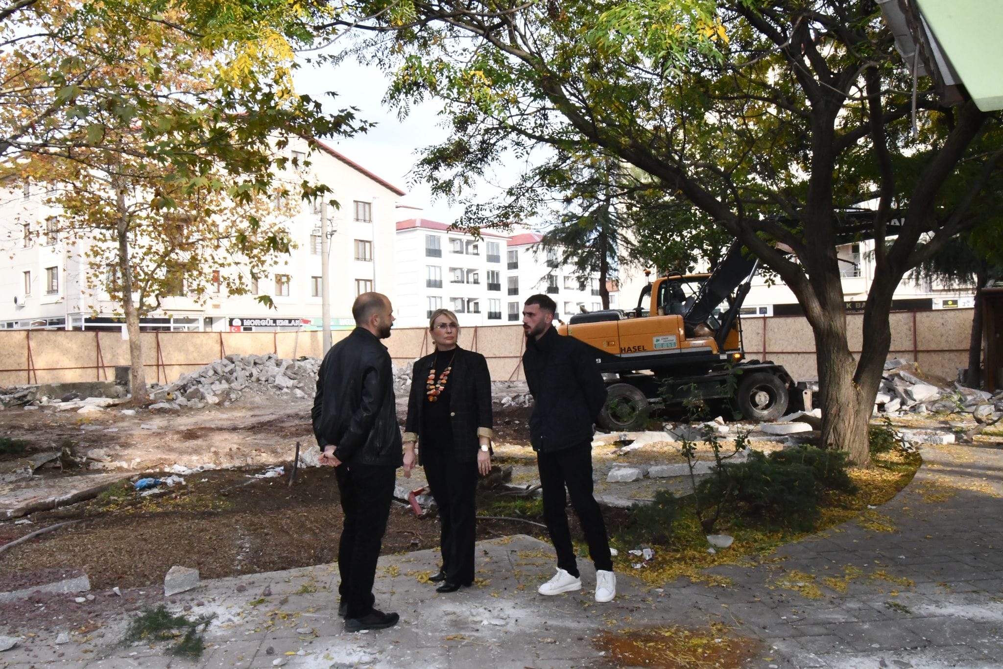 ALTINOVA’DA CUMHURİYET PARKI YENİLENİYOR