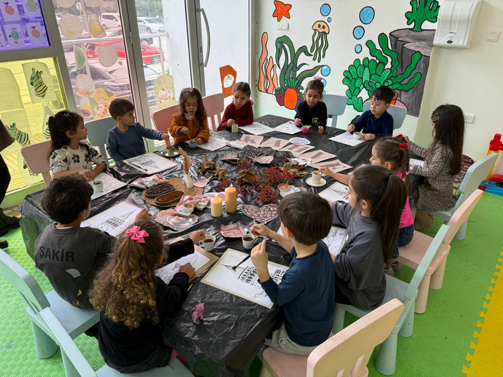 KAHVE KOKULU RESİMLERLE RENKLİ BİR GÜN